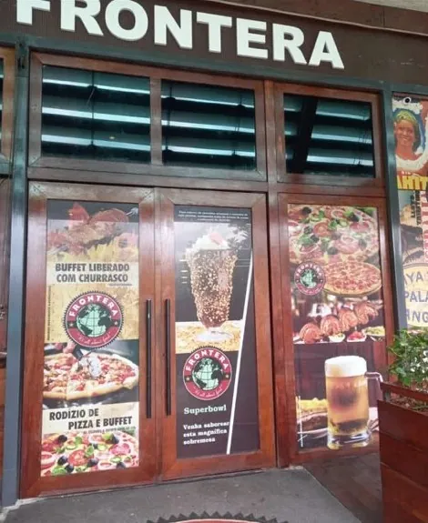 Portas de vidro de restaurante adesivadas com fotos de pratos