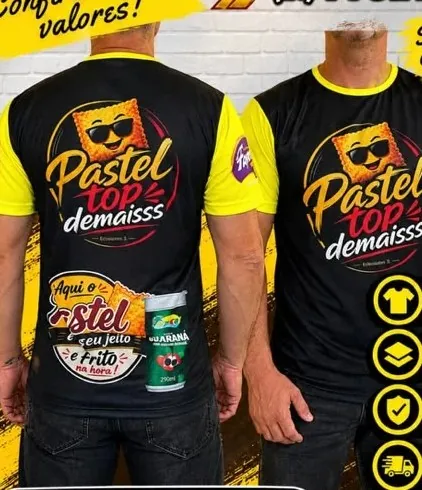 Duas camisas de uniforme com estampa sublimada de uma pastelaria, frente e costas